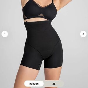 Honeylove Superpower Girl Short - VAMP